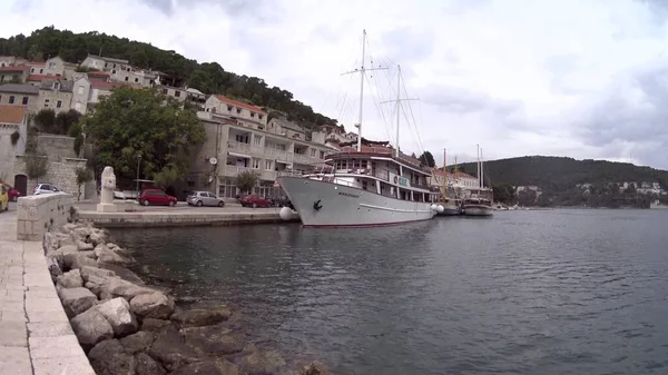 Brac Adası Hırvatistan Limanda Geleneksel Tekne Şehir Manzarası — Stok fotoğraf