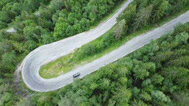 Norveç 'teki dolambaçlı bir yol ve ormanın havadan görünüşü. Resimli dağ yolu