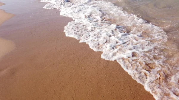 Θαλασσινά Κύματα Και Αμμουδιά Ειρήνη Από Την Κίνηση Του Θαλασσινού — Φωτογραφία Αρχείου