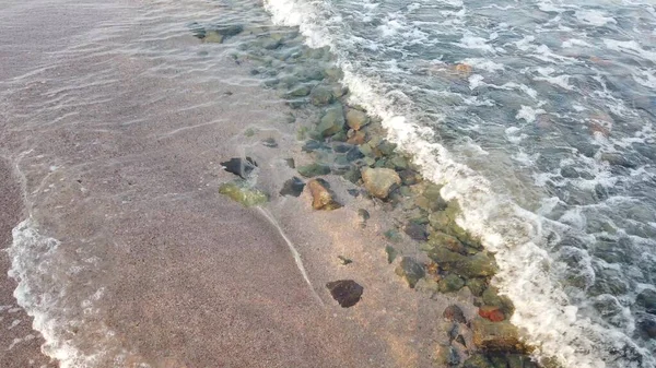 Μικρά Κύματα Της Θάλασσας Σπεύδουν Στην Ακτή Από Μικρά Βότσαλα — Φωτογραφία Αρχείου