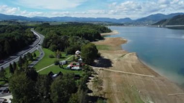 Slovakya 'daki Liptovska Mara rezervuarının hava görüntüsü. Su yüzeyi