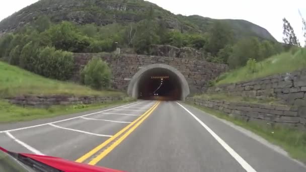 在隧道里开车 在挪威山区驾驶的汽车穿过一条长长的灯火通明的隧道 — 图库视频影像