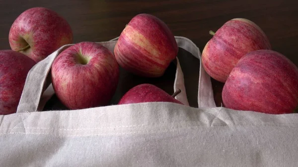 りんごと綿の袋 環境に優しい包装 廃棄物ゼロ プラスチックの概念はない ストック画像
