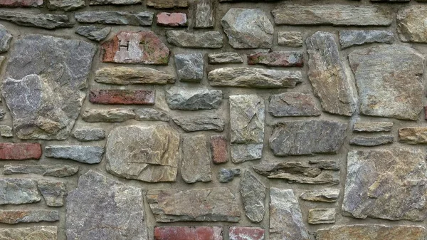 Τοίχος Τοιχοποιίας Από Πολύχρωμες Πέτρες Όγκους — Φωτογραφία Αρχείου