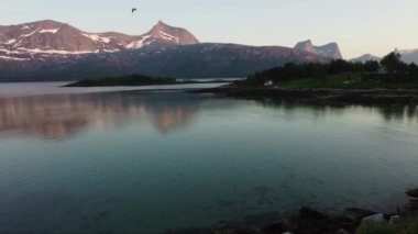 Norveç fiyordunun güzel bir manzarası