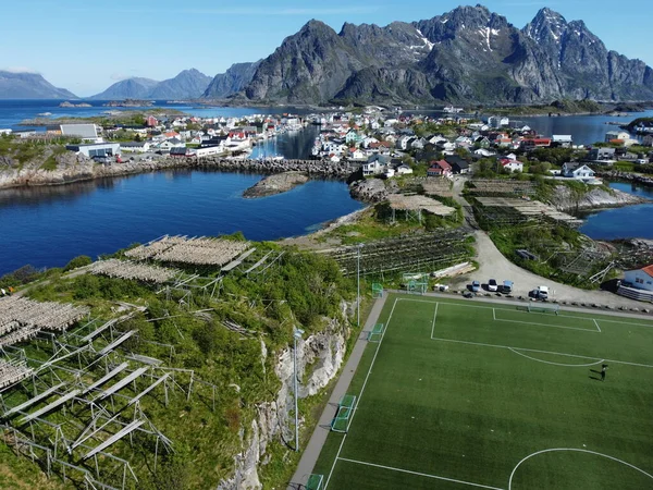 Vedere Aeriană Satului Pescuit Terenului Fotbal Insulele Lofoten Din Norvegia Imagini stoc fără drepturi de autor