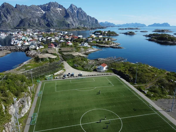 ノルウェーのロフトテン島の漁村とサッカー場の空中風景 ロイヤリティフリーのストック画像
