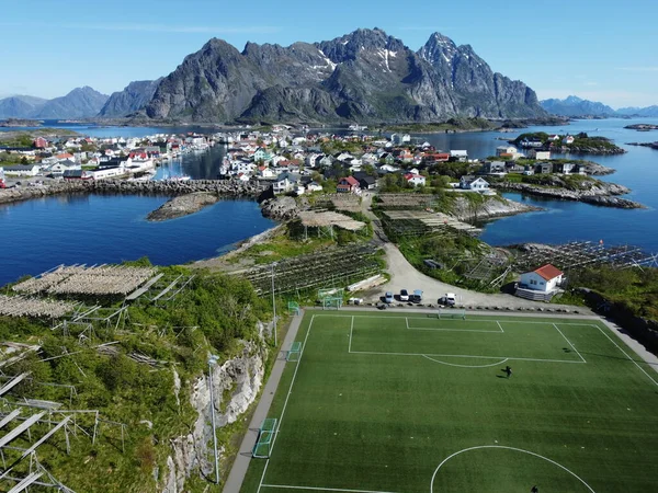 ノルウェーのロフトテン島の漁村とサッカー場の空中風景 ストック写真