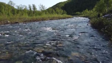 Arkasında dağlar olan akan bir dere, Norveç