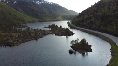 Arkasında dağlar olan bir göl, Norveç