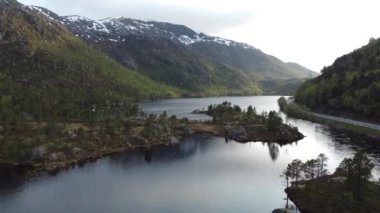 Arkasında dağlar olan bir göl, Norveç