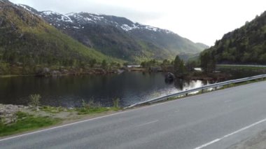 Arkasında dağlar olan bir göl, Norveç