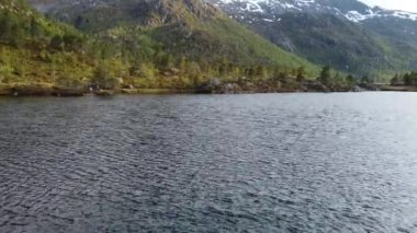 Arkasında dağlar olan bir göl, Norveç