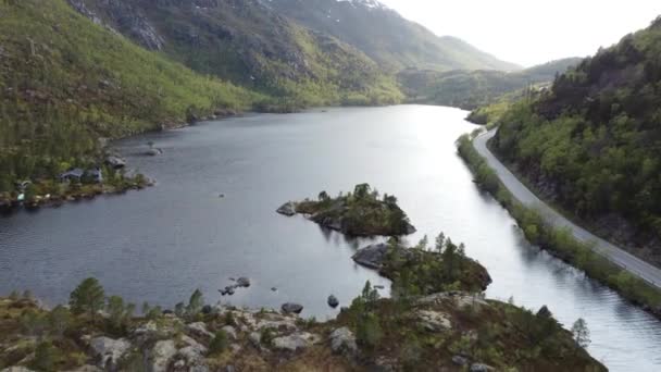 Lago Com Montanhas Fundo Noruega — Vídeo de Stock
