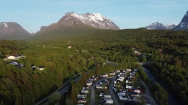 Norveç 'teki güzel yeşil ağaçların ve dağların havadan çekilmiş görüntüsü..