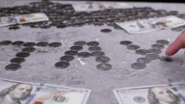 Paraların Arkaplanındaki Gümüş Paraların Sözcük Vergisini Dağıt. Bir sürü bozukluk, bozuk para ve 100 dolarlık banknotlar beton masanın üzerinde. Mali harcamalar, harcamalar, birikmiş tasarruflar.