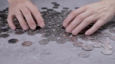 Açgözlü Kadın Eller Masa Üzerinde Dağılmış Ukrayna Sikkeleri Yığını Karıştırıyor. Beş sentlik Ukrayna gümüş sikkeleri. İnsan açgözlülüğü. Finansal kriz, bütçe tasarrufu, para birikimi. 4K.