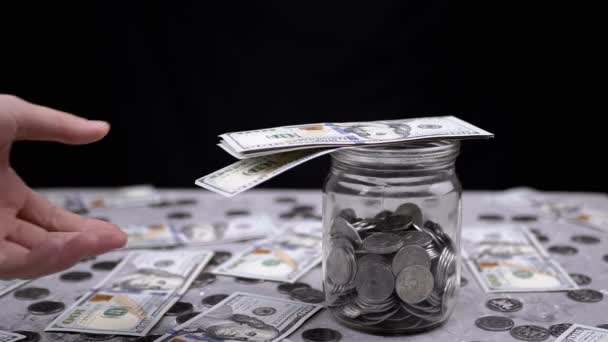 Kobieta Ręka Bierze Stos 100 Dollar Bills Szklanego Słoika Monetami — Wideo stockowe