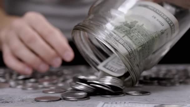 Женщина Наливает Мелочь 100 Долларовый Билл Стеклянной Банки Стол Считаю — стоковое видео