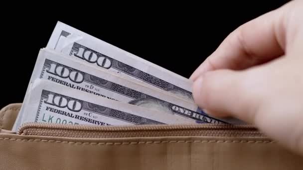 Kobieta Bierze 100 Dolarów Brązowej Skórzanej Torebki Licząc Zbliżenie Sprawdzam — Wideo stockowe