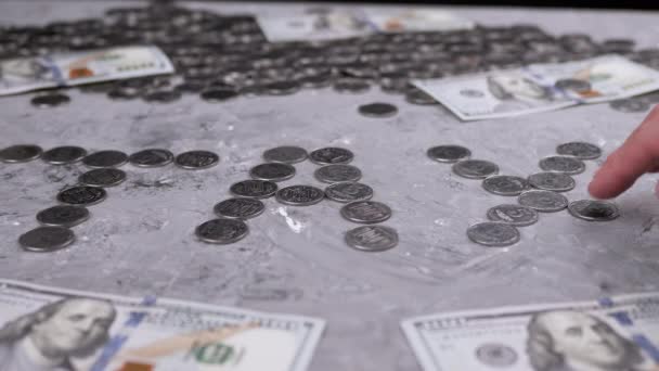 Ruce Rozložit Slovní Daň Stříbrných Mincí Pozadí Peněz Rozptýlené Betonovém — Stock video