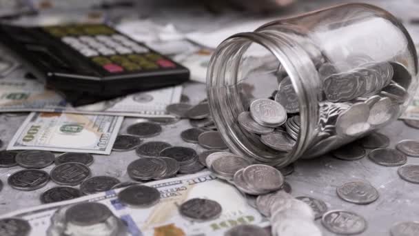 Kobieta Licząca Pieniądze Wydatki Kalkulator Przed Słoikiem Monetami Ukraińskie Centa — Wideo stockowe