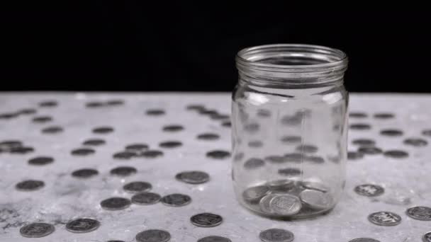 Monete Argento Cadono Vaso Vetro Sullo Sfondo Copechi Sparpagliati Time — Video Stock