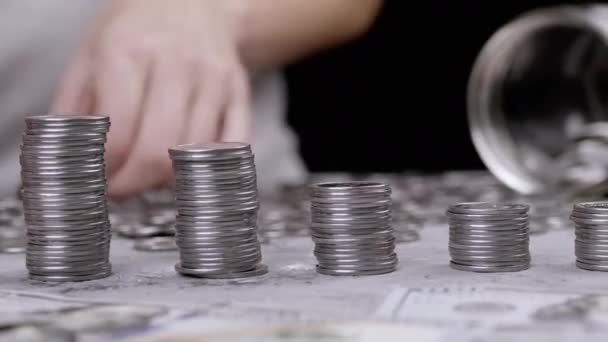Mãos Construindo Uma Torre Moeda Pilha Contra Fundo Dinheiro Espalhado — Vídeo de Stock