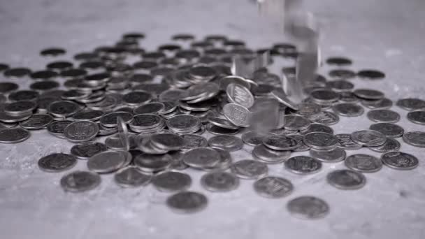 Una Dispersione Ucraino Argento Cinque Copechi Monete Centesimi Caduta Sul — Video Stock