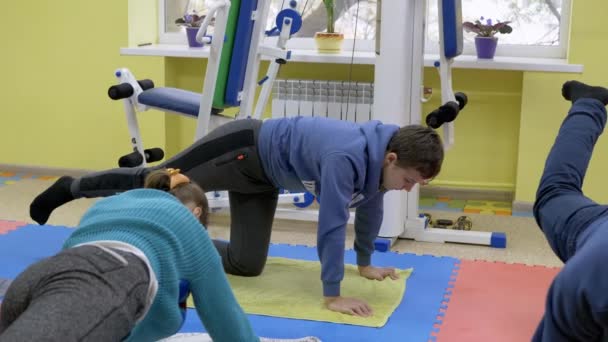 Ukraine Kamenskoe October 2022 Children Engaged Gymnastics Rehabilitation Center 一组孩子在垫子上做伸展肌肉和脊柱的运动 — 图库视频影像