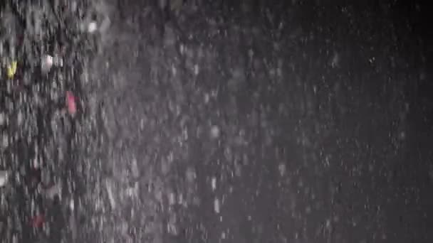 在黑色背景上的瀑布 微粒和雪花流 模糊的抽象的动态背景的飞金 白色粉末在云雾烟雾中 — 图库视频影像