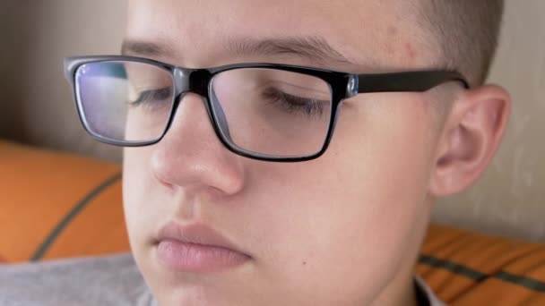 Face Teenager Glasses Long Eyelashes Die Knippert Sluit Zijn Ogen — Stockvideo
