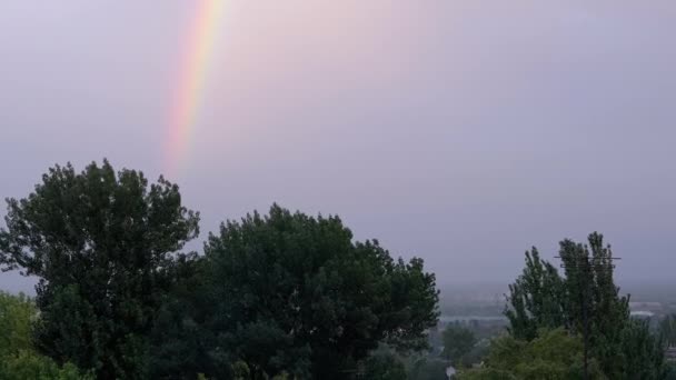 Flerfärgad Bright Rainbow Gloomy Sky Ovanför Hustaken Gamla Stan Panoramautsikt — Stockvideo