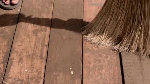 Sunlight Broom Eski Kirli Ahşap Döşemeleri Süpüren Kişi Yakın Plan — Stok video