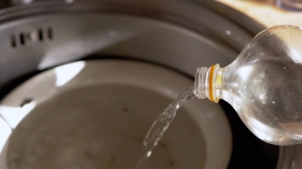 Ρίχνει Βρώμικο Νερό Από Ένα Πλαστικό Μπουκάλι Ένα Μεταλλικό Μπολ — Αρχείο Βίντεο