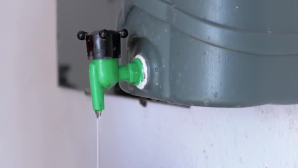 Vann Fra Open Faucet Fra Dirty Plastic Washbasin Garage Fyller – stockvideo