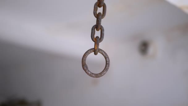 生锈铁链悬挂在刑讯室天花板上的运动 古老的链条 环在风中摇曳 断了的铁链解放 奴隶制 精神病医院 — 图库视频影像