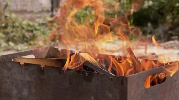 불꽃을 튀기며 연기가 아웃도어 스토브에서 불꽃을 튀겼다 클로즈업 바베큐그릴 안에서 — 비디오
