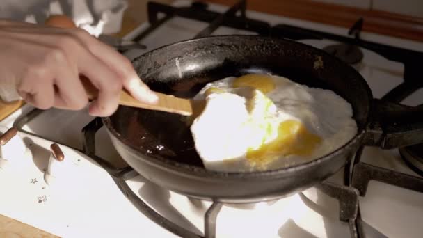 Sabahın Köründe Sahanda Yumurta Pişirme Süreci Kadın Elini Sallar Sıcak — Stok video