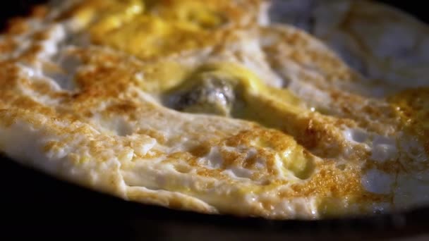 Närbild Matlagning Stekta Äggröra Stekpanna Solstrålar Textur Brun Omelett Skorpa — Stockvideo