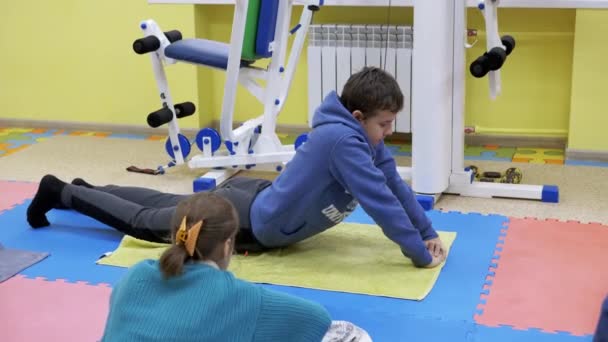 Підліток Виконує Фізичні Вправи Гімнастику Лежить Килимку Тренажерному Залі Вправи — стокове відео