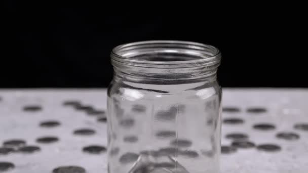 Silbermünzen Fallen Vor Dem Hintergrund Verstreuter Kopeken Ein Glas Zeitraffer — Stockvideo