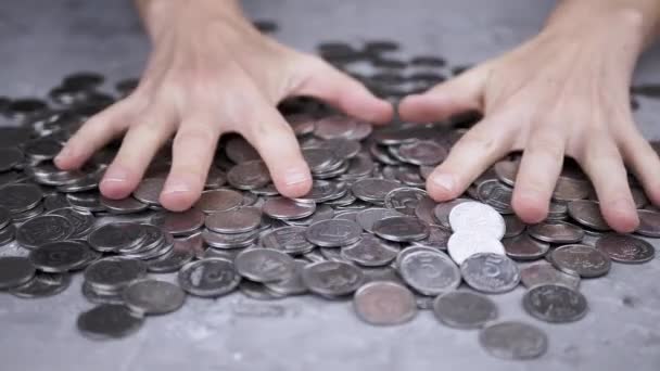 Άπληστα Γυναικεία Χέρια Είναι Αναδεύοντας Ένα Σωρό Διάσπαρτα Ουκρανικά Νομίσματα — Αρχείο Βίντεο