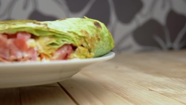 Mano Del Cameriere Servire Sandwich Con Shawarma Sul Tavolo Legno — Video Stock