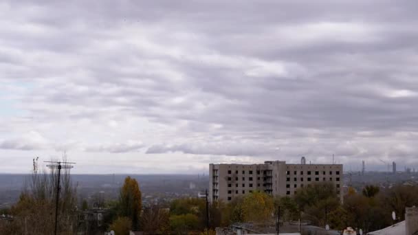 Graue Kumuluswolken Vor Dem Hintergrund Leer Stehender Gebäude Düstere Aussicht — Stockvideo