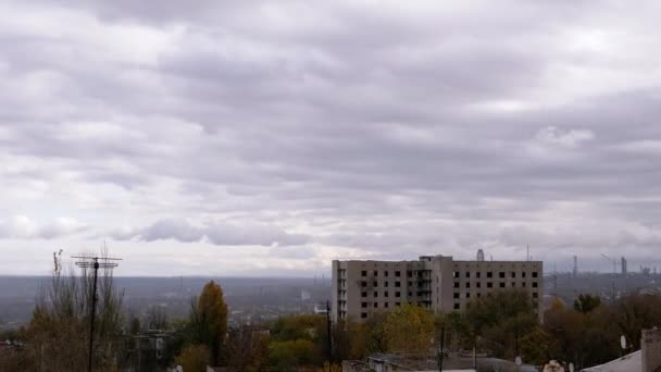 Graue Kumuluswolken Vor Dem Hintergrund Leer Stehender Gebäude Düstere Aussicht — Stockvideo