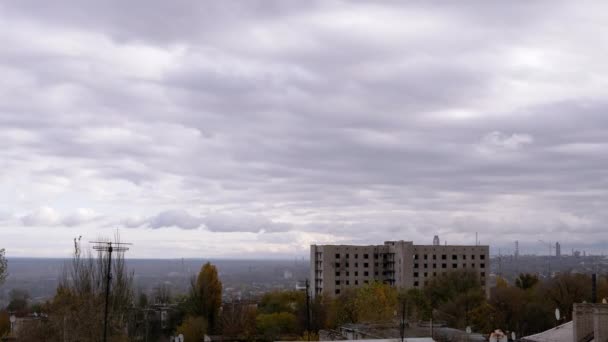 Movendo Nuvens Cinzentas Cumulus Contra Fundo Empty Abandoned Building Vista — Vídeo de Stock