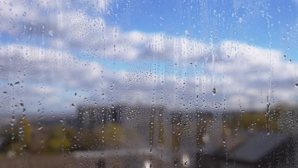 Regentropfen Fließen Vor Einem Hintergrund Bewegter Wolken Und Blauem Himmel — Stockvideo