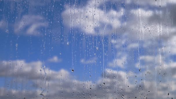Yağmur Damlaları Hareket Eden Bulutlar Mavi Gök Arkaplanına Karşı Camdan — Stok video