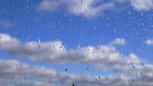 Yağmur Damlaları Hareket Eden Bulutlar Mavi Gök Arkaplanına Karşı Camdan — Stok video